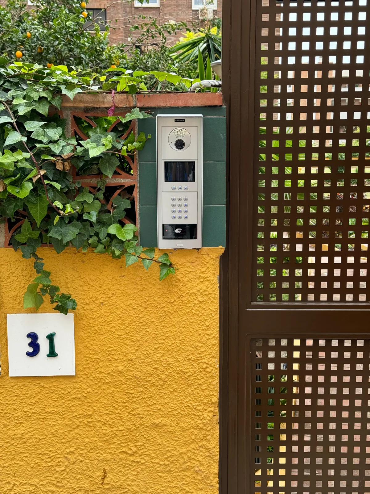 Videoportero de Arroyomar junto a la puerta exterior de la comunidad