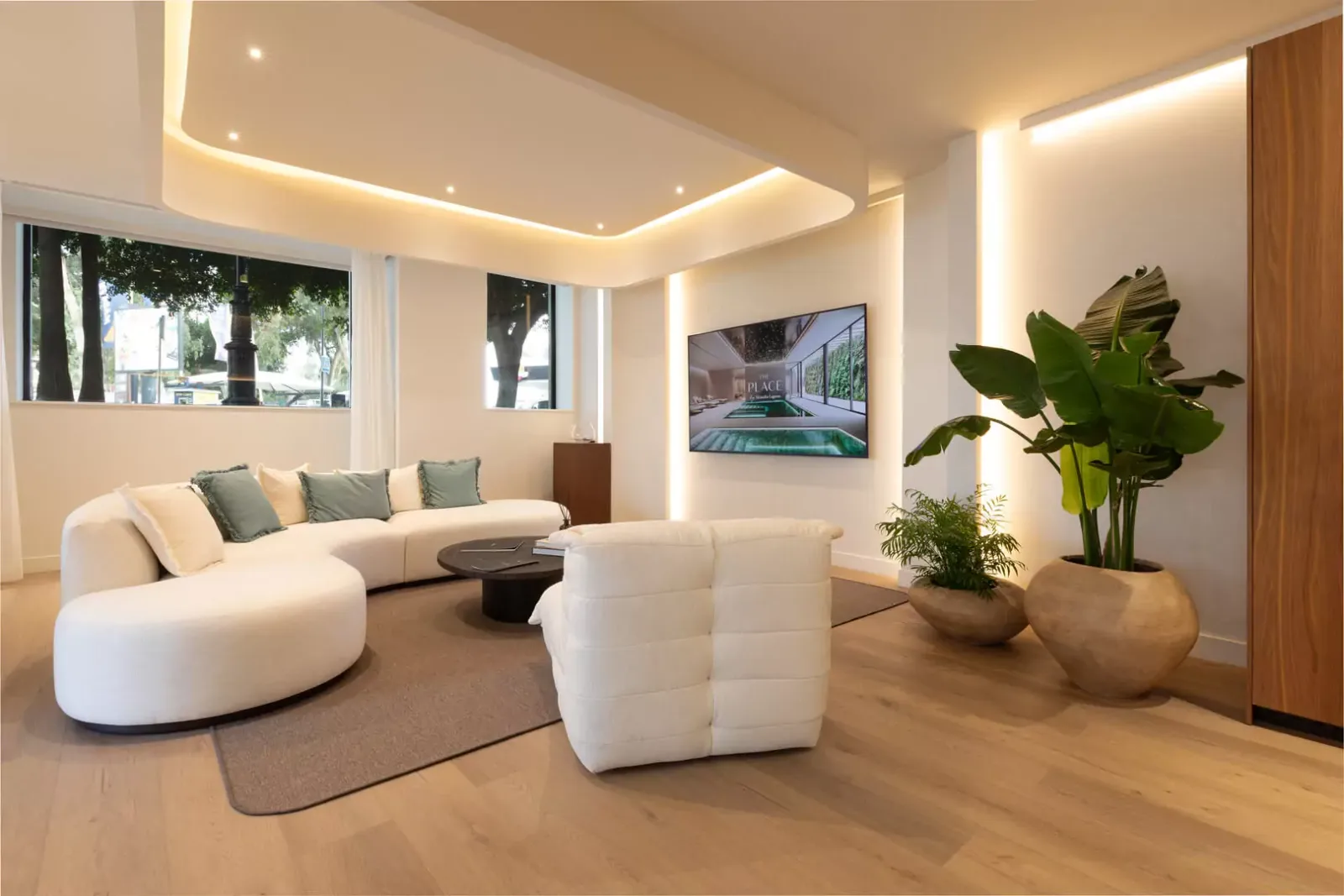 Sala de ventas Banús con una pantalla en la zona de reunión